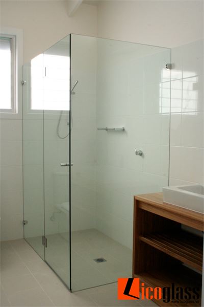 Mâu vách tắm kính thi công
