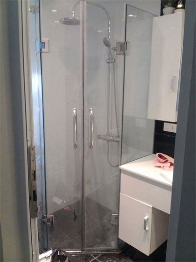 THI CÔNG VÁCH TẮM KÍNH GÓC 135 ĐỘ 
