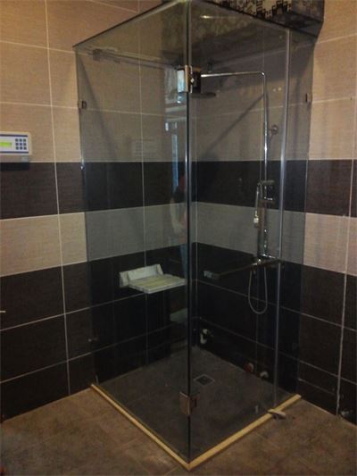THI CÔNG VÁCH TẮM KÍNH LÒ ĐÚC - CHỊ PHƯƠNG