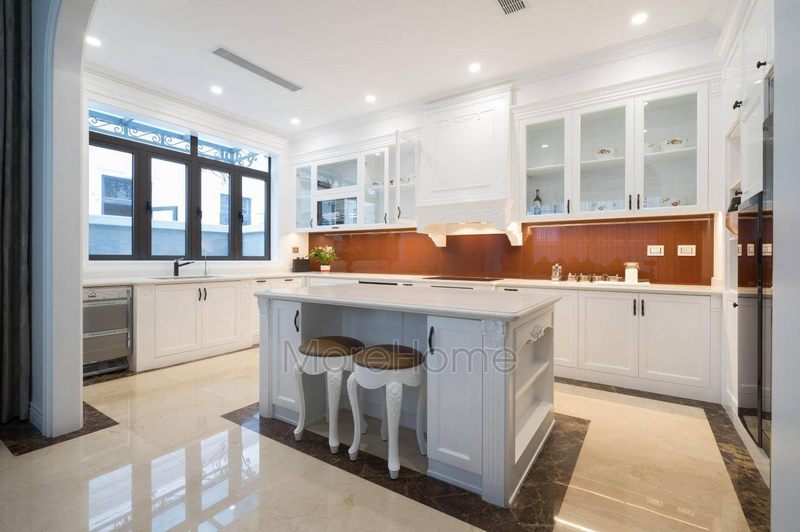 Kính ốp bếp nghệ thuật trơn màu cam đất cho tủ bếp tân cổ điển