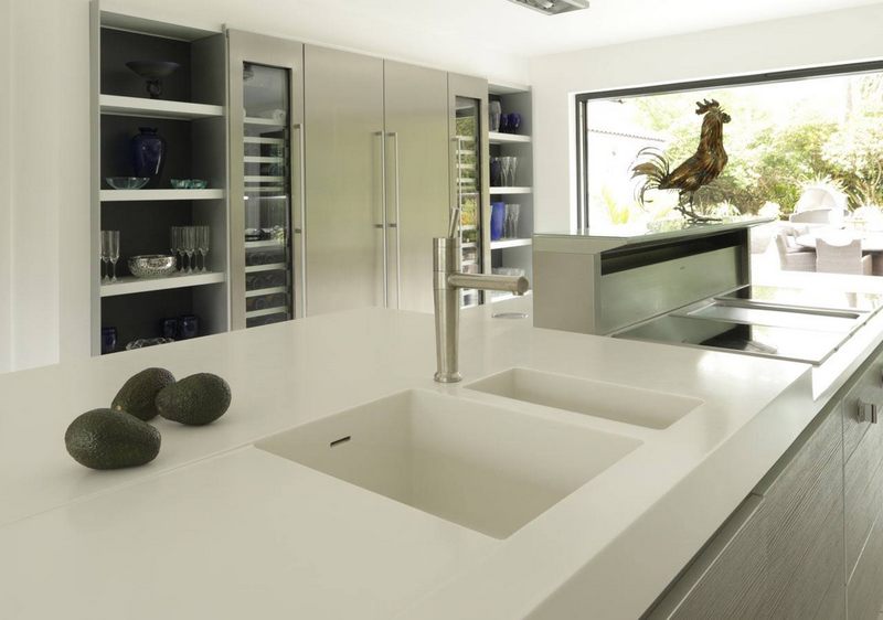 Sang trọng với thiết kế bàn đảo bếp kết hợp chậu rửa đá Himacs Hàn Quốc liền khối