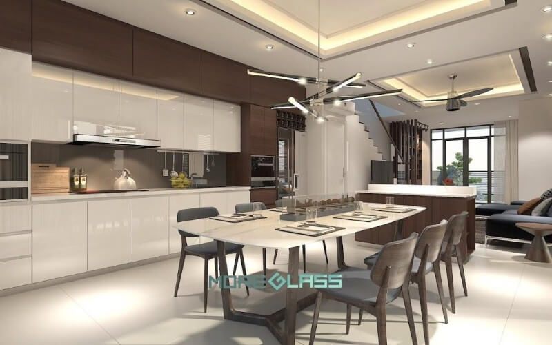 Bối cảnh nội thất phòng bếp liền phòng ăn hiện đại, sang trọng lấy tông màu trắng và ghi làm chủ đạo tạo cảm giác dễ chịu, thoải mái.